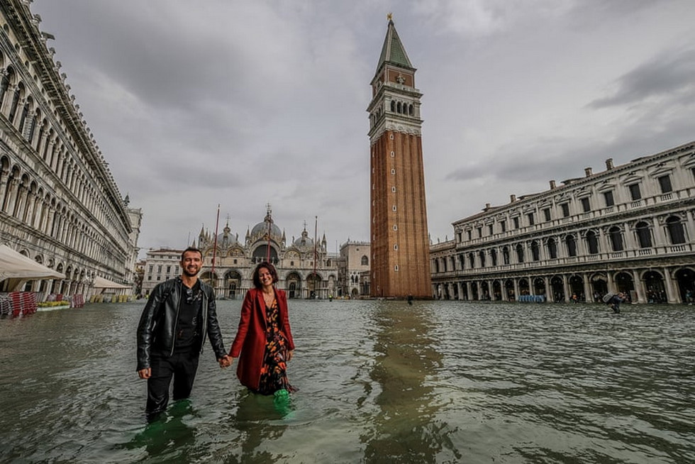 Cặp đôi chụp hình trong cảnh ngập lụt